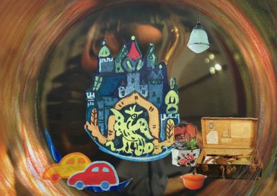 Collage, Papier, Pastellkreide kreisförmig, Märchenschloss mit Vogel, Stoffautos