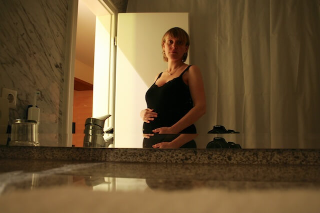 Blick in den Spiegel: Babybauch, Selbstporträt, (c) hehocra