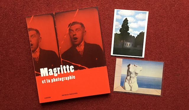 Katalog zur Ausstellung "Magritte et la photographie", Foto mit Postkarten by hehocra