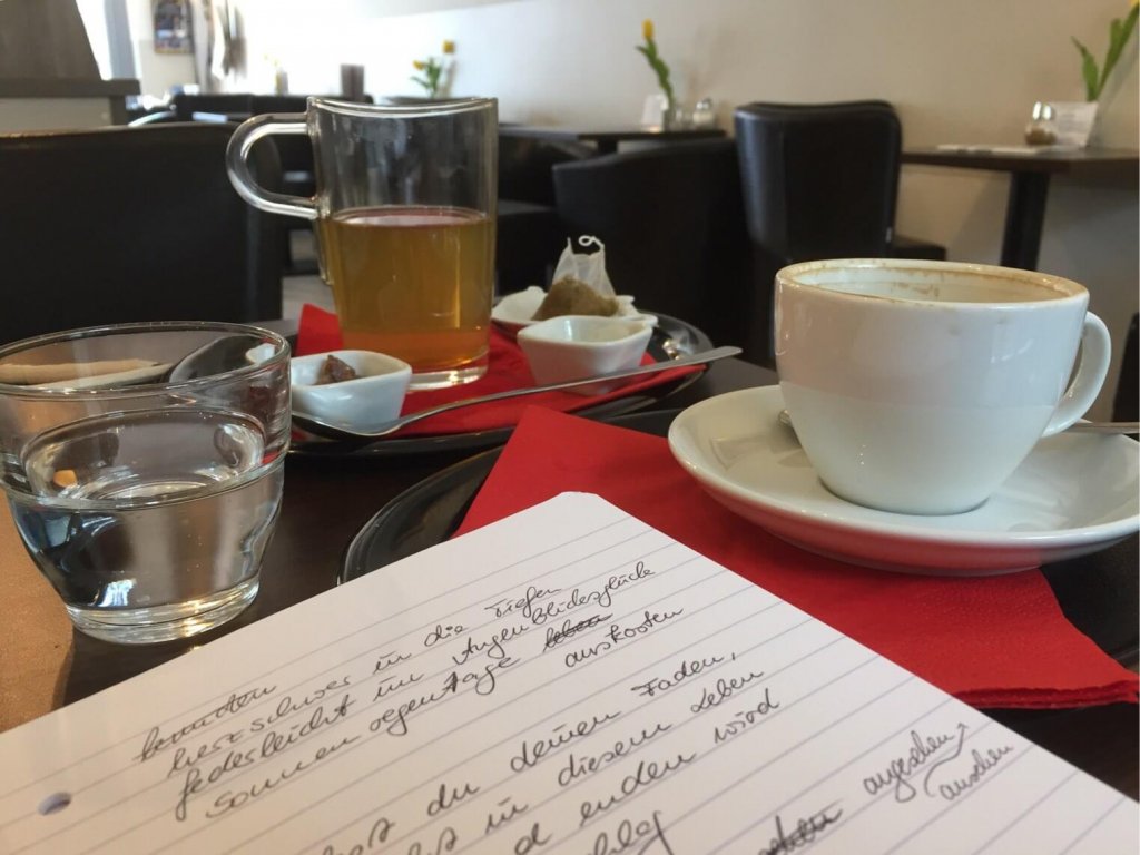 Schreiben im Café; Foto by hehocra