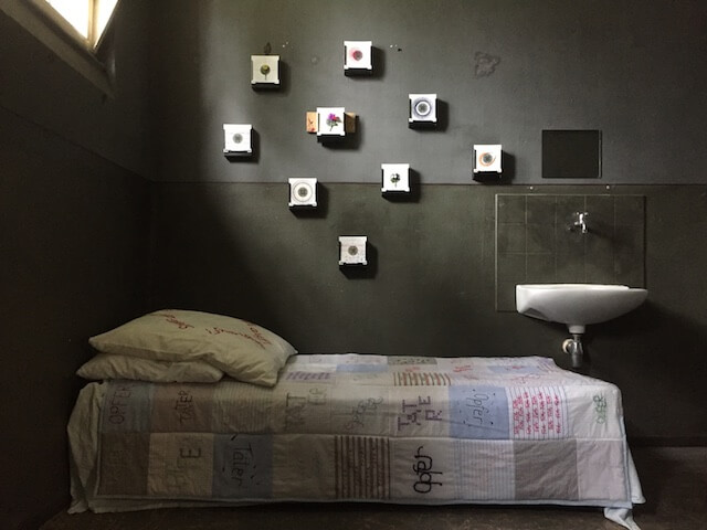 Installation in der Zelle 8, ehemaliges Frauengefängnis SOEHT7, Berlin, (c) Doreen Trittel