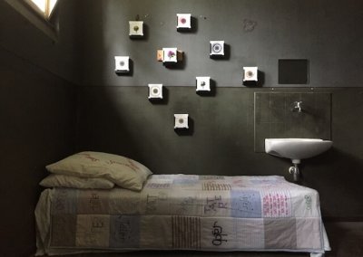 Installation in der Zelle 8, ehemaliges Frauengefängnis SOEHT7, Berlin, (c) Doreen Trittel