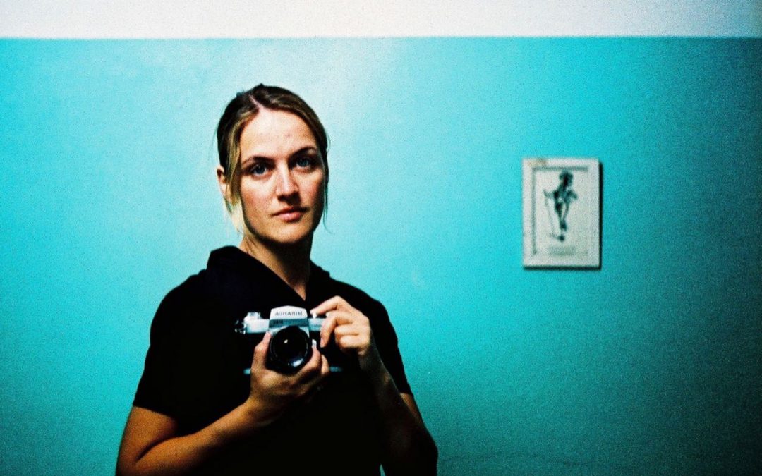 Selbstporträt mit Kamera, analog, cross/ gecrosst, Diafilm wie Negativfilm entwickelt, (c) Doreen Trittel. Künstlerin, Bloggerin, Impulsgeberin