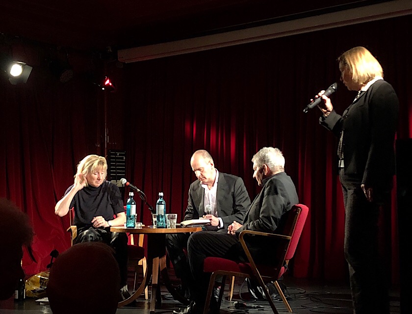 Ines Geipel, Jens Bisky, Roland Rahn (sitzend v.l.n.r.) bei der Buchvorstellung im Roten Salon, März 2019