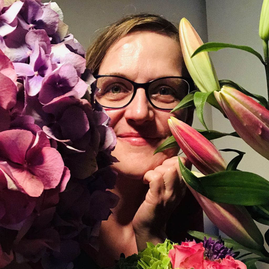 Porträt von Doreen Trittel von Blumen umrankt