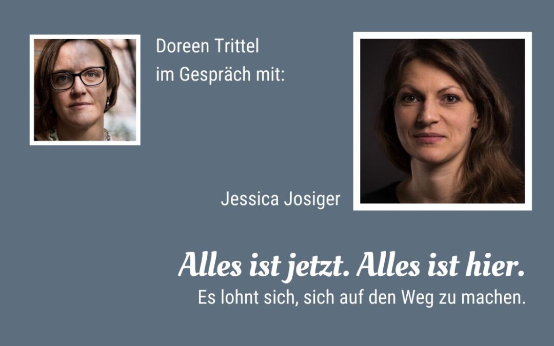 Startbild blaugrau. Doreen Trittel (links Porträt) im Gespräch mit Jessica Josiger (rechts Porträt)